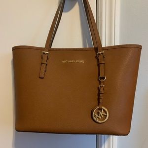 Michael Kors Small Jet Set Tote in TAN